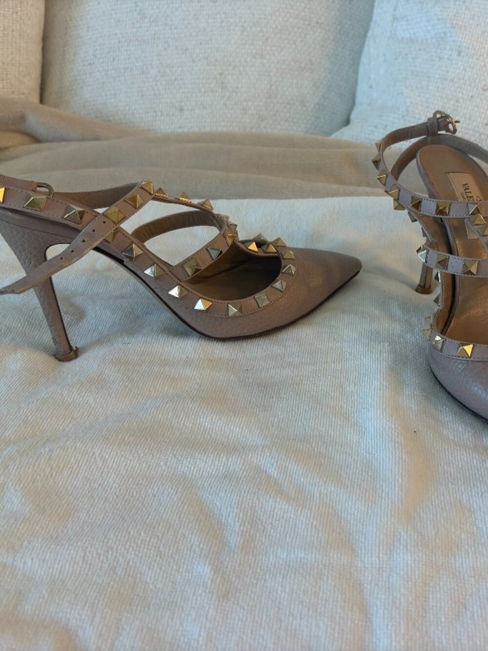 Valentino Garavani Rockstud high-heeled shoes, characterized by "poudre" leather